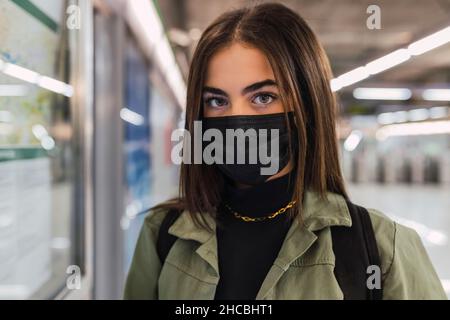 Femme avec masque de protection au métro Banque D'Images