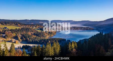 Allemagne, Bade-Wurtemberg, Titisee-Neustadt, lac de Titisee en automne avec ville en arrière-plan Banque D'Images