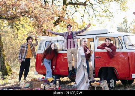 Amis joyeux s'amuser le week-end dans la forêt d'automne Banque D'Images