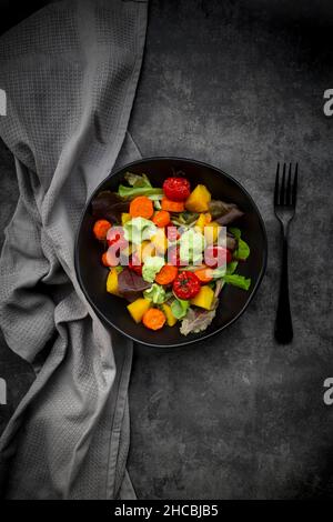 Studio de prise d'un bol de salade végétalienne avec des légumes cuits au four Banque D'Images