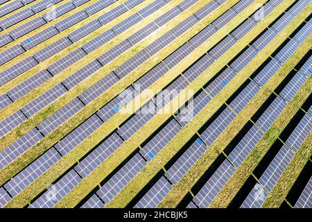 Vue en hélicoptère des rangées de panneaux de la centrale solaire Banque D'Images