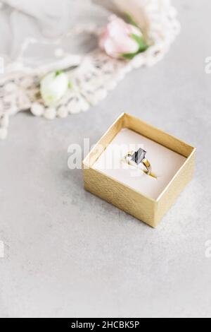 Photo de studio de robe de mariage blanche, carte d'invitation et roses plates posées sur fond vert Banque D'Images