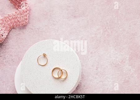 Photo de studio de rose et de tulle brodée Banque D'Images