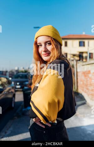 Femme REDHEAD avec main sur la hanche sur le sentier Banque D'Images