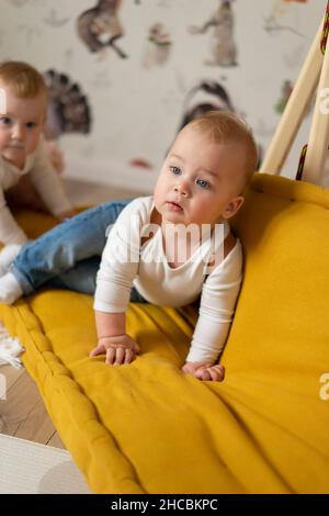 Lits jumeaux jouant sur un canapé à la maison
