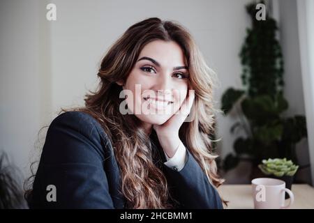 Belle femme d'affaires souriant au bureau Banque D'Images