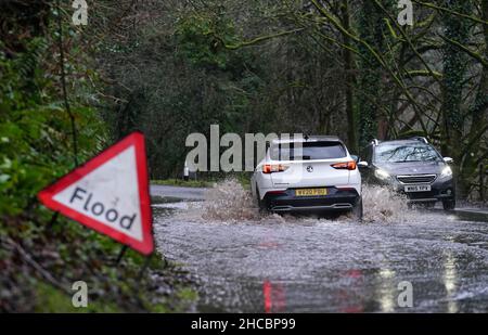 Les voitures traversent les eaux d'inondation entre Monmouth et Tintern dans la vallée de Wye, au pays de Galles.Date de la photo: Lundi 27 décembre 2021. Banque D'Images
