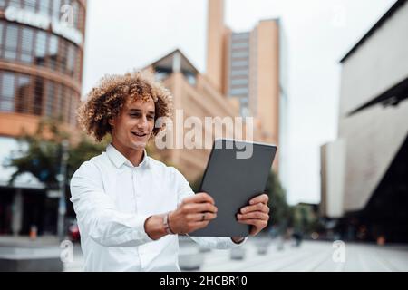 Homme d'affaires attentionné avec tablette numérique Banque D'Images