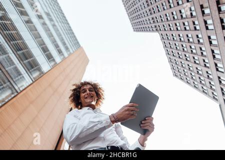 Homme d'affaires tenant un Tablet PC à Potsdamer Platz Banque D'Images