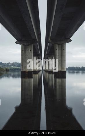 Espagne, province de La Coruna, Neda, face inférieure d'un long pont s'étendant sur l'eau stagnante Banque D'Images