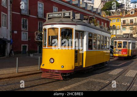 Les trams jaunes historiques sont un point de vue populaire à Lisbonne, au Portugal. Sur la ligne 28, vous pouvez visiter les parties les plus anciennes et les plus abruptes de la ville. Banque D'Images