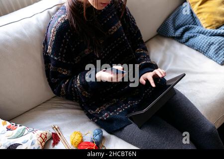 Femme avec une carte de crédit utilisant une tablette PC à la maison Banque D'Images