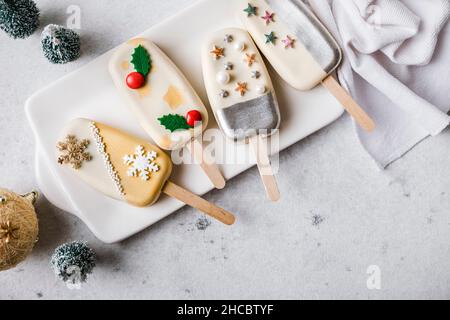 Pop-sicles de Noël avec articles décorés Banque D'Images