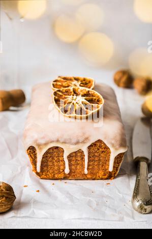 Gâteau à l'orange avec un peu de sparkler sur la table Banque D'Images