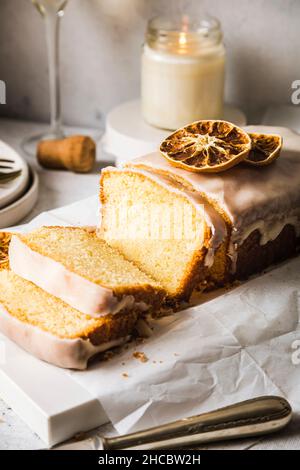 Gâteau au pain orange appétissant avec verre de vin sur la table Banque D'Images