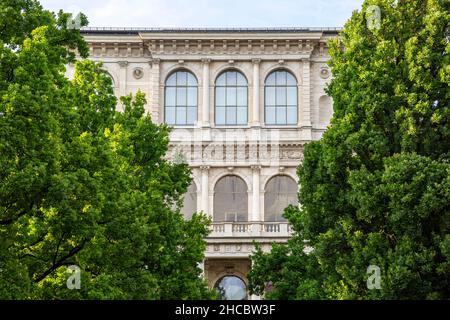 Allemagne, Bavière, Munich, Windows de l'Académie des Beaux-Arts avec des arbres en premier plan Banque D'Images