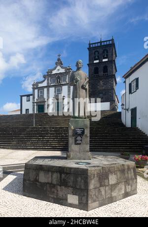 Portugal, Açores, Ribeira Grande, statue du prêtre Gaspar Frutuoso, debout devant l'église de Nossa Senhora da Estrela Banque D'Images