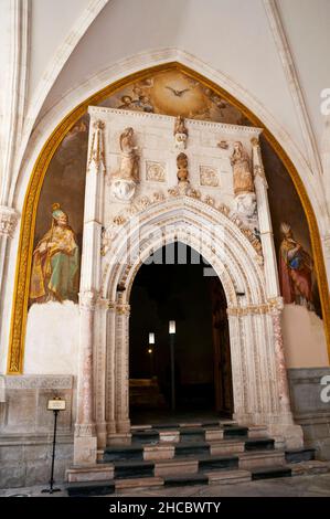 Porte gothique de la chapelle de San Blas à la cathédrale de Tolède. Banque D'Images