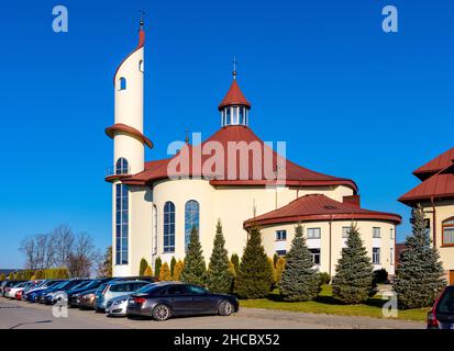 Sedziszow Malopolski, Pologne - 1 novembre 2021 : Sanctuaire moderniste de l'église divine de la Miséricorde, rue Potockich, dans Sedziszow de Podkarpacie Banque D'Images