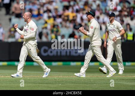 Melbourne, Australie.27th décembre 2021.Jack Leach, d'Angleterre, fête avec Ben Stokes après avoir rejeté Cameron Green, d'Australie, lors du deuxième jour du troisième match de test de la série Ashes entre l'Australie et l'Angleterre, au Melbourne Cricket Ground, le 27 décembre 2021 à Melbourne, en Australie.(Usage éditorial seulement) Credit: Izhar Ahmed Khan/Alamy Live News/Alamy Live News Banque D'Images