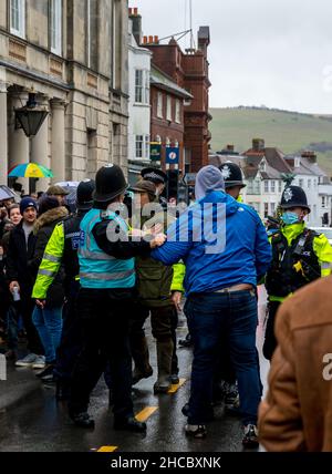 Lewes, East Sussex, Royaume-Uni.27th novembre 2021.La police intervient alors que des supporters et des manifestants anti-chasse s'affrontent alors que les partisans de Southdown et d'Eridge Hunt se réunissent à Lewes pour encourager et applaudir la chasse locale lors de cette manifestation de boxe.Dans le même temps, des manifestants anti-chasse se sont rassemblés pour protester contre les sports de sang.Credit: Newspics UK South/Alamy Live News Banque D'Images