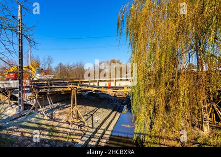 Sedziszow Malopolski, Pologne - 1 novembre 2021 : travaux de reconstruction du pont de la rue Maja 3 au-dessus du ruisseau Budzisz, dans la ville de Sedziszow de Podkarpacie Banque D'Images