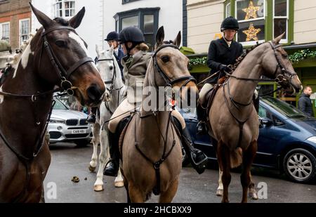 Lewes, East Sussex, Royaume-Uni.27th novembre 2021.Les partisans de Southdown et d'Eridge Hunt se réunissent à Lewes pour encourager et applaudir la chasse locale lorsqu'elle traverse la ville lors de cet événement de boxe.Dans le même temps, des manifestants anti-chasse se sont rassemblés pour protester contre les sports de sang.Credit: Newspics UK South/Alamy Live News Banque D'Images