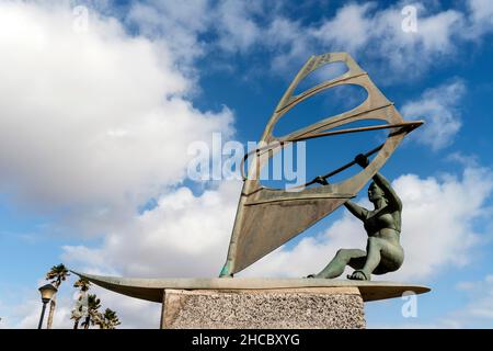 Monument de la femme de planche à voile à Pozo Izquierdo, Grande Canarie, Îles Canaries, Espagne Banque D'Images