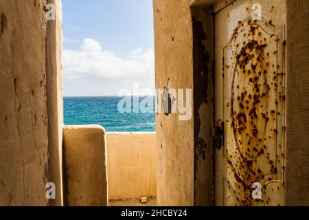 Maison abandonnée avec porte d'entrée rouillée au bord de l'océan Atlantique à Pozo Izquierdo, île des Canaries, Espagne Banque D'Images