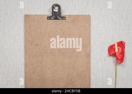 Modèle de presse-papiers en bois avec espace vide pour les logos, inscription publicitaire. Banque D'Images