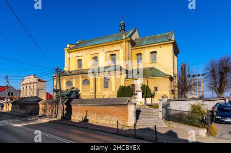 Sedziszow Malopolski, Pologne - 1 novembre 2021 : église paroissiale baroque tardif de Sainte-Marie-Nativité, rue Jean-Paul II dans le quartier de la vieille ville Banque D'Images