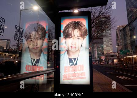 BTS Member V, 21 décembre 2021 : Un panneau d'affichage montrant une photo du BTS Member V et un message d'anniversaire pour lui, qui ont été arrangés par les fans de l'idole, sont vus à un arrêt de bus à Séoul, en Corée du Sud.Le membre V du SVE aura 26 ans le 30 décembre 2021.(Photo de Lee Jae-Won/AFLO) (CORÉE DU SUD) Banque D'Images
