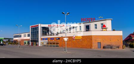 Sedziszow Malopolski, Pologne - 1 novembre 2021 : complexe commercial avec Hotel Ines et centre commercial à Wesola Street Banque D'Images