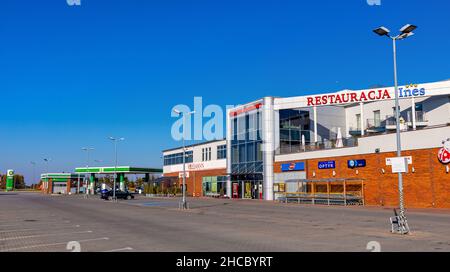 Sedziszow Malopolski, Pologne - 1 novembre 2021 : complexe commercial avec Hotel Ines et centre commercial à Wesola Street Banque D'Images