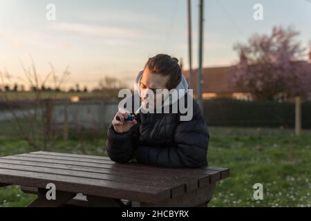 A 20 quelque chose d'homme fume un joint de cannabis pour aider à sa santé.Médecine alternative, concept de marijuana médicale Banque D'Images