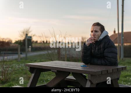 Woodbridge Suffolk Royaume-Uni Mars 01 2020: Un 20 quelque chose d'homme fume un joint de cannabis pour aider à sa santé.Médecine alternative, marijuana médicale con Banque D'Images