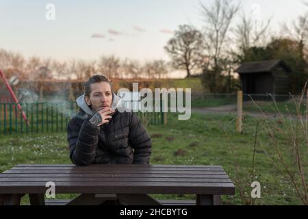 Woodbridge Suffolk Royaume-Uni Mars 01 2020: Un 20 quelque chose d'homme fume un joint de cannabis pour aider à sa santé.Médecine alternative, marijuana médicale con Banque D'Images