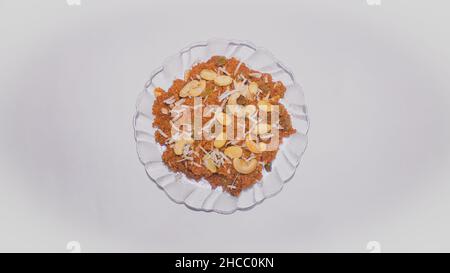 Carotte Halwa ou Gajar ka halwa dans un pot en verre sur un fond blanc stock photo espace pour le texte Backgrounds, Carrot, dessert - Sweet Food, Diwali, Halv Banque D'Images