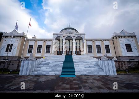 Vue extérieure du musée d'Ethnographie avec la statue d'Ataturk sur un cheval Banque D'Images