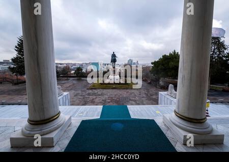 Vue extérieure du musée d'Ethnographie avec la statue d'Ataturk sur un cheval Banque D'Images