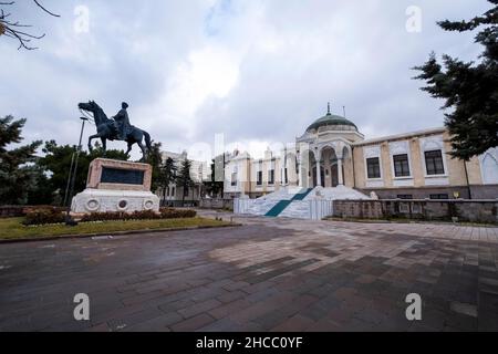 Vue extérieure du musée d'Ethnographie avec la statue d'Ataturk sur un cheval Banque D'Images