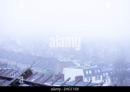 Brouillard à Londres le lendemain de Noël 2021 Banque D'Images