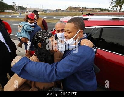 Grovetown, États-Unis.20th décembre 2021.Devonia inman est embrassé par sa mère, Dinah Ray, et son beau-père, David Ray, après avoir été libéré de sa garde à la prison médicale d'État d'Augusta après avoir purgé 23 ans de prison pour condamnation injustifiée le lundi 20 décembre 2021, à Grovetown, en Géorgie.Ses accusations ont été rejetées dans une affaire de meurtre.À gauche se trouve son fils Travenski Jackson et sa petite-fille Alona.(Photo de Curtis Compton/Atlanta Journal-Constitution/TNS/Sipa USA) crédit: SIPA USA/Alay Live News Banque D'Images