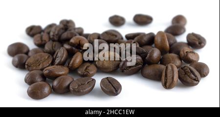 Grains de café sur fond blanc.Grains d'arabica torréfiés entiers Banque D'Images