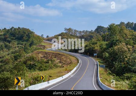 Route n° 3 à Nan Thaïlande vue arrière de la route de campagne.Numéro trois de route parmi les montagnes à Nan, Thaïlande.Photo de haute qualité Banque D'Images