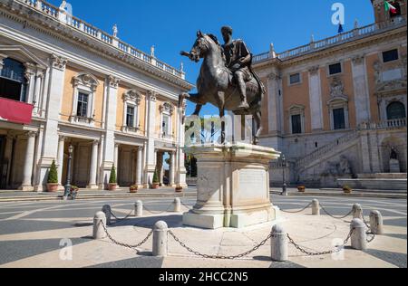 Rome - la statue en bronze de l'empereur Marcus Aurelius sur la place Piazza Campidoglio comme copie de la statue romaine originale. Banque D'Images