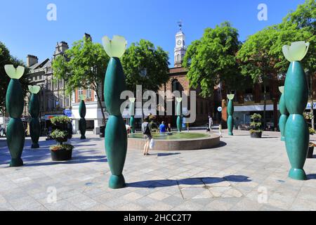 The Skittles sculptures, Warrington City Centre, Cheshire, Angleterre, Royaume-Uni Banque D'Images