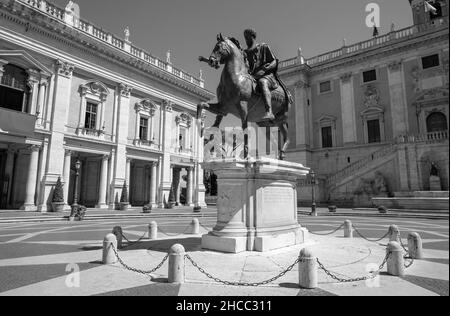 Rome - la statue en bronze de l'empereur Marcus Aurelius sur la place Piazza Campidoglio comme copie de la statue romaine originale. Banque D'Images