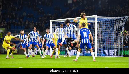 Marc Cucurella, de Brighton, dirige le ballon dans une zone de pénalité surpeuplée lors du match de Premier League entre Brighton et Hove Albion et Brentford au stade de la communauté American Express, Brighton, Royaume-Uni - 26th décembre 2021 - photo Simon Dack/Telephoto Images à usage éditorial exclusif. Pas de merchandising. Pour les images de football, les restrictions FA et Premier League s'appliquent inc. Aucune utilisation Internet/mobile sans licence FAPL - pour plus de détails, contactez football Dataco Banque D'Images