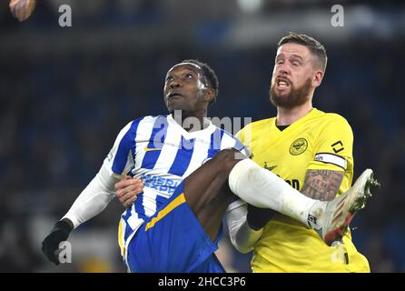 Danny Welbeck, de Brighton, combat avec Pontus Jansson, de Brentford, lors du match de la Premier League entre Brighton et Hove Albion et Brentford au stade communautaire American Express, Brighton, Royaume-Uni - 26th décembre 2021. Photo Simon Dack/Telephoto Images. - Usage éditorial seulement. Pas de merchandising. Pour les images de football, les restrictions FA et Premier League s'appliquent inc. Aucune utilisation Internet/mobile sans licence FAPL - pour plus de détails, contactez football Dataco Banque D'Images